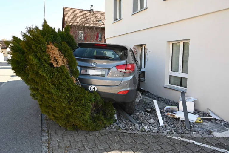  Weite SG - Auto prallt ungebremst in Hauswand