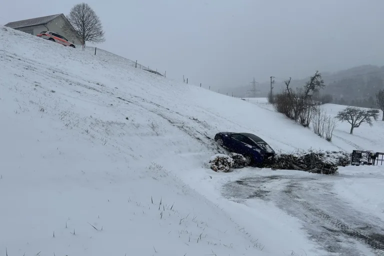 Unfall in Teufen AR – Kontrollverlust auf Schnee