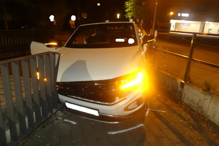 Gummersbach NW – Autofahrer kollidiert mit Geländer