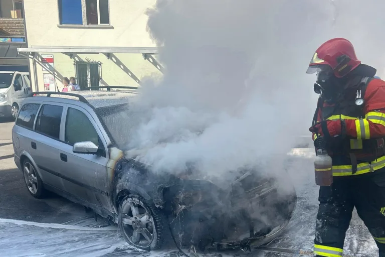 Morschach SZ – Auto fängt während der Fahrt Feuer
