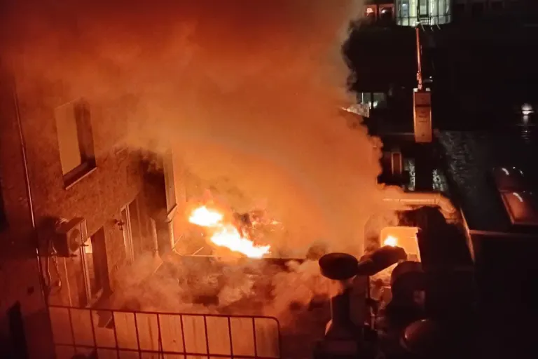 Düren NW – Acht Personen bei Brand gerettet – Zwei Verletzte