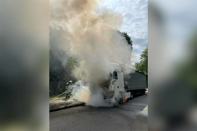 Essen – Zugmaschine geht in Flammen auf