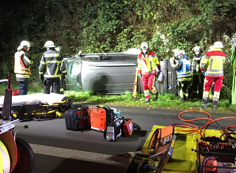A43 Bochum – Feuerwehr rettet schwer verletzten Fahrer aus seinem PKW