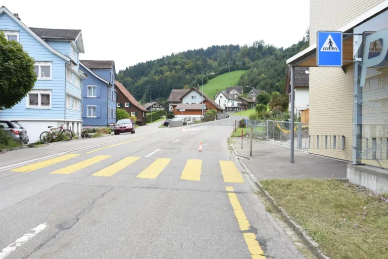 Brunnadern SG - 9-jähriges Kind läuft vor Auto und wird dabei verletzt