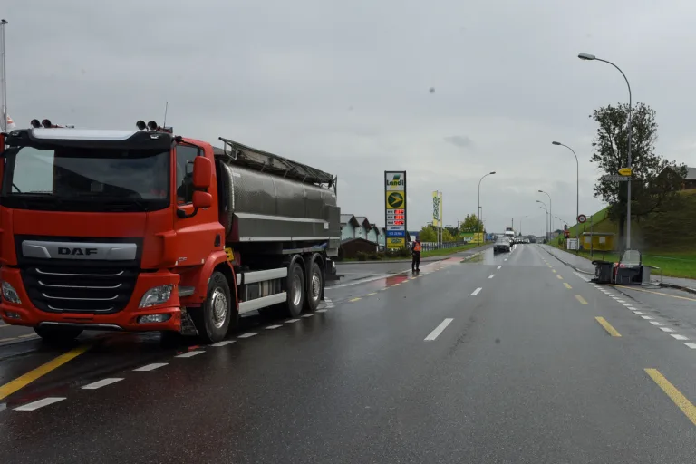 Nebikon LU - Auf einem Senioren-Mobil mit einem Lastwagen kollidiert 