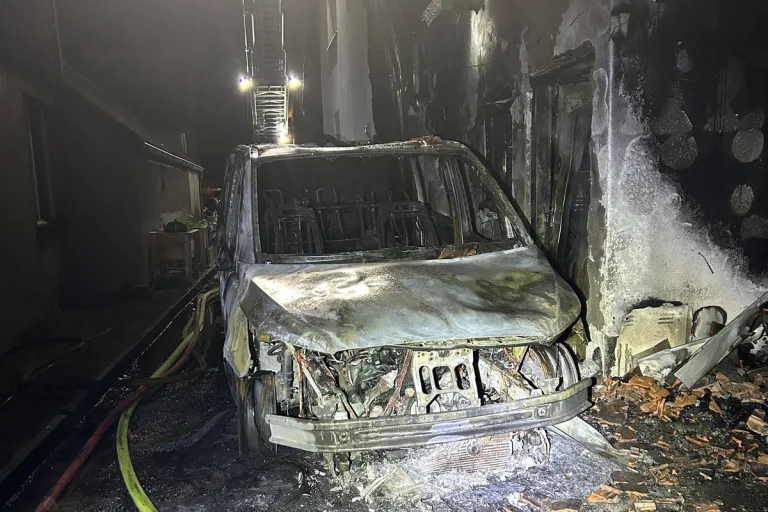 Villnachern AG - Auto vollständig ausgebrannt - Flammen greifen auf Haus über