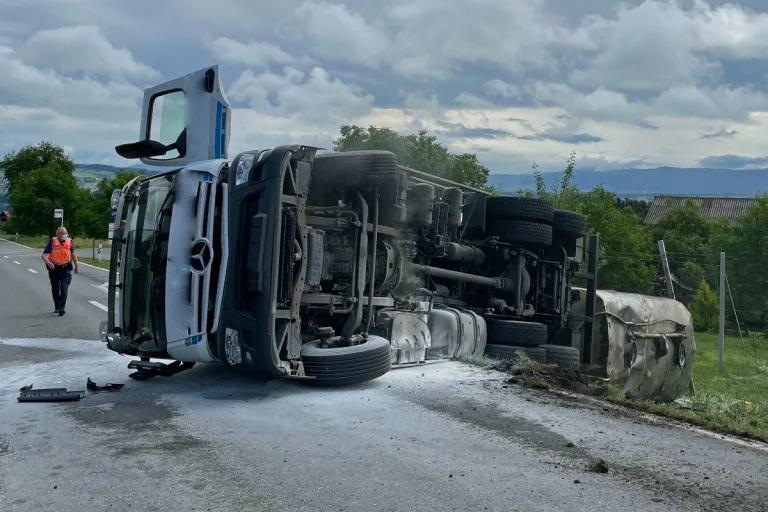 Spektakulärer Unfall in Römerswil LU - Lastwagen kippt auf die Seite!