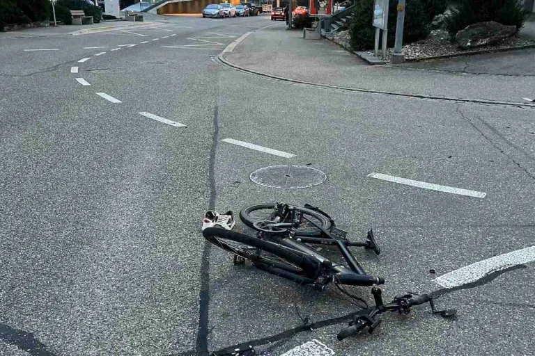 Unfall in Bettlach SO - E-Biker vom Auto erfasst