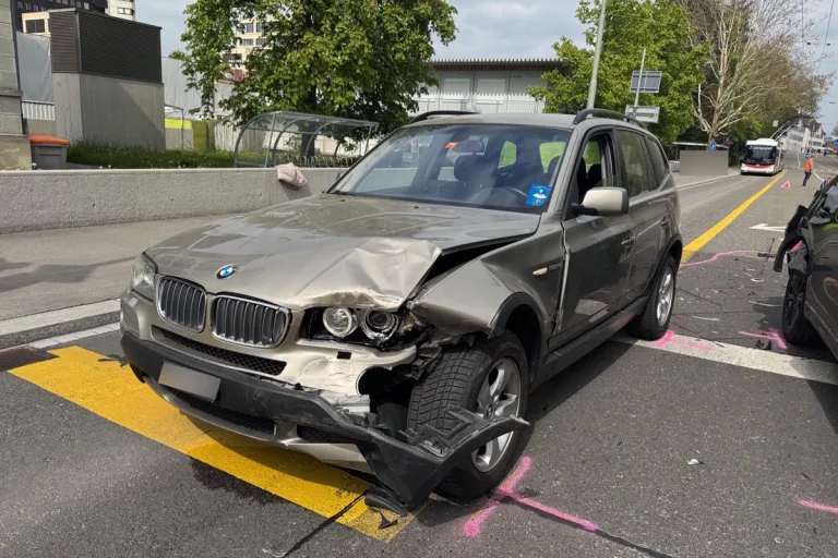 St. Gallen – Zwei Autos bei Unfall an der Ampel beschädigt
