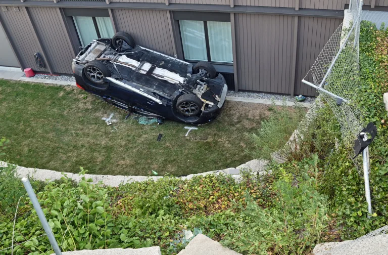 Eich LU – Auto stürzt bei Unfall Böschung hinunter