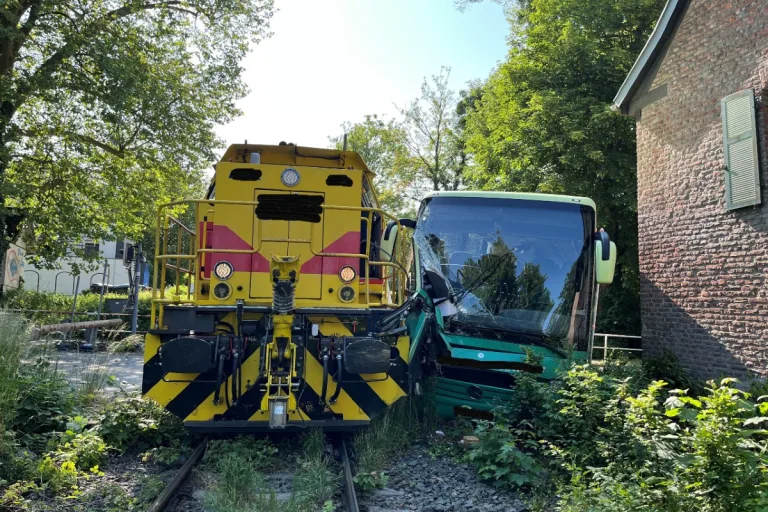 Unfall heute in Ratingen NRW - Reisebus von Güterzug erfasst