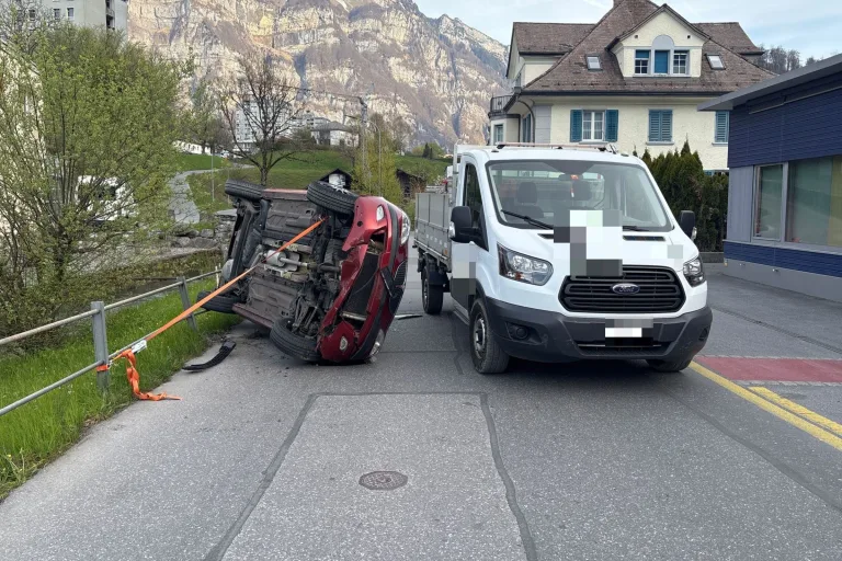 Glarus – Spektakulärer Unfall verläuft glimpflich