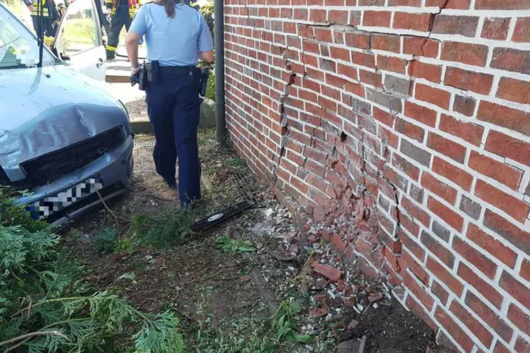Schermbeck - Autofahrerin kracht frontal gegen Hauswand
