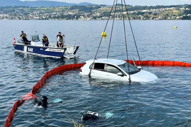 Uetikon am See ZH - Frau fährt mit Auto in den See und kann sich retten