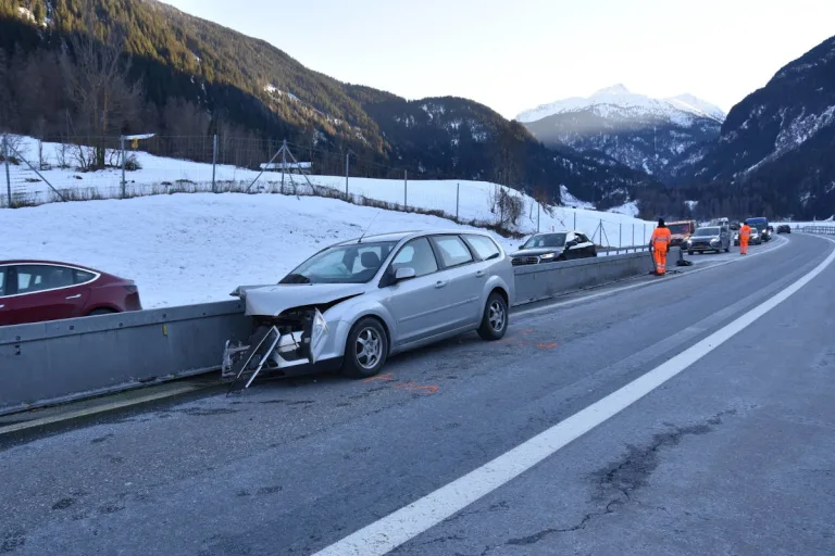 Andeer GR – Auto kollidiert mit einem Aufprallschutz
