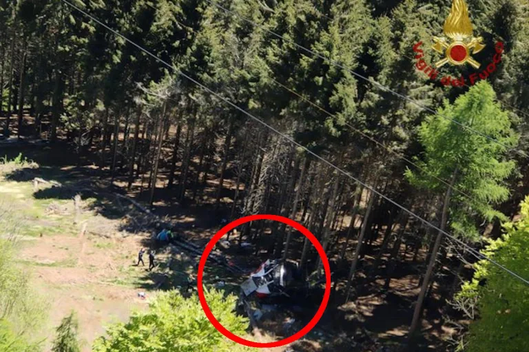 Eilmeldung - Mehrere Personen nach Gondelabsturz nahe Stresa (IT) tot!