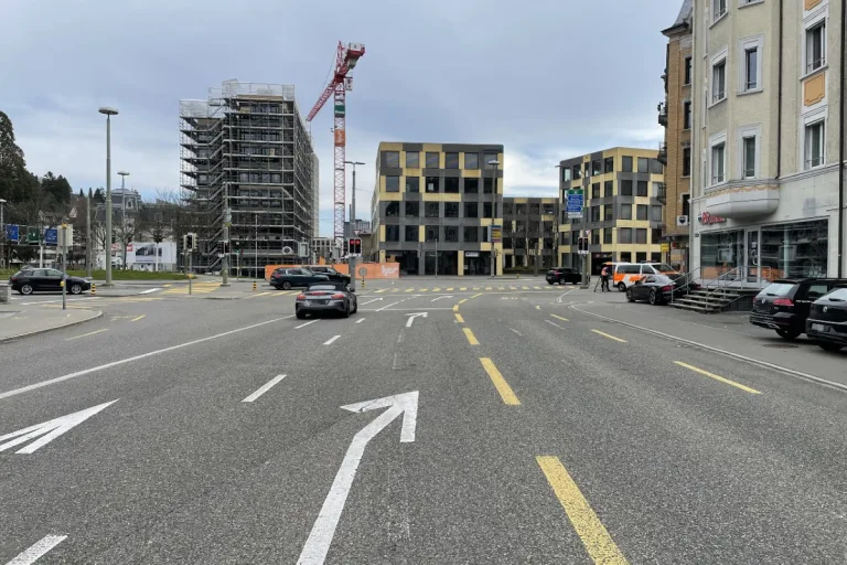 Mororradfahrer stürzt in der Stadt St. Gallen und verletzt sich