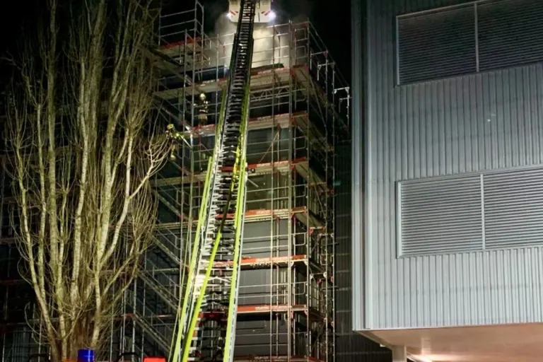 Brügg BE - Strasse wegen Brand gesperrt