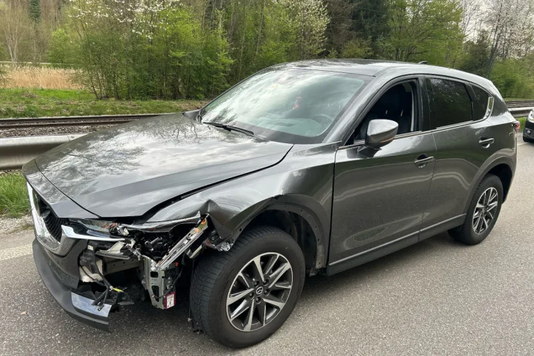 Stadt Schaffhausen – Fahrendes Auto von Fahrzeugrad getroffen 