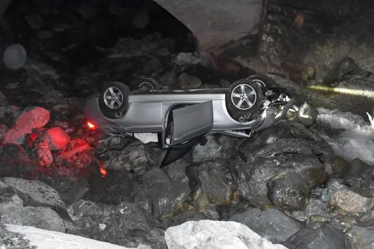 Ardez GR - Auto überschlägt sich in Bachbett