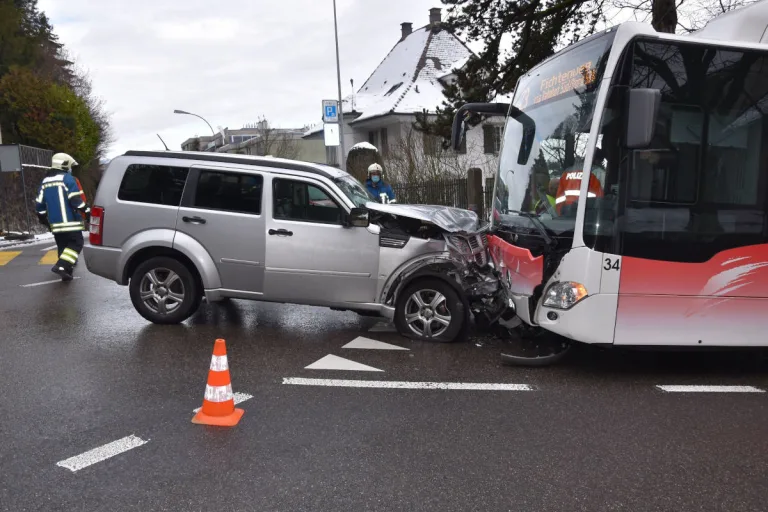 Unfall in Grenchen SO – Automobilist prallt frontal in Linienbus