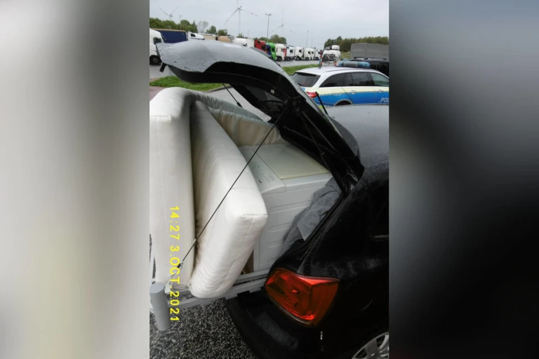 A7 Schuby – Matratze und Waschmaschine ungesichert im Polo