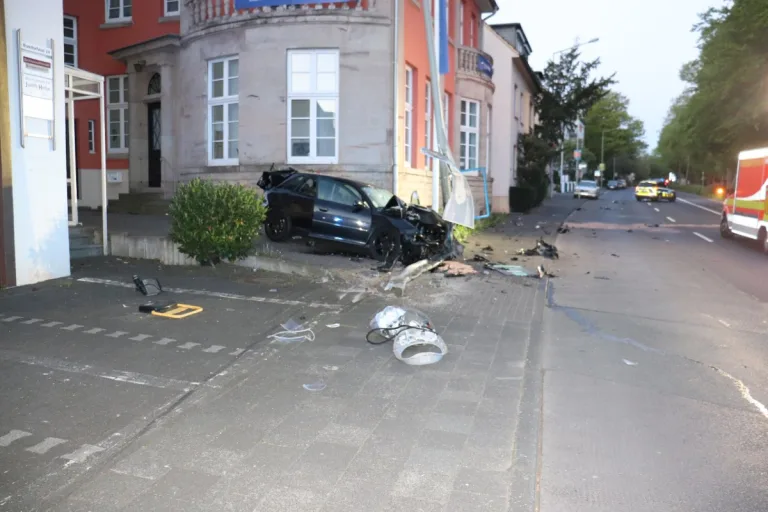 Paderborn - Verfolgungsfahrt und Flucht nach Unfall