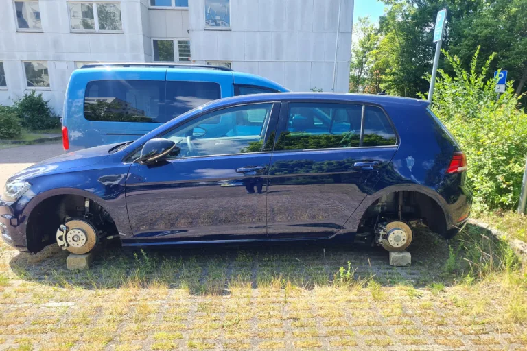 Wolfsburg – Räder von zwei PKW entwendet