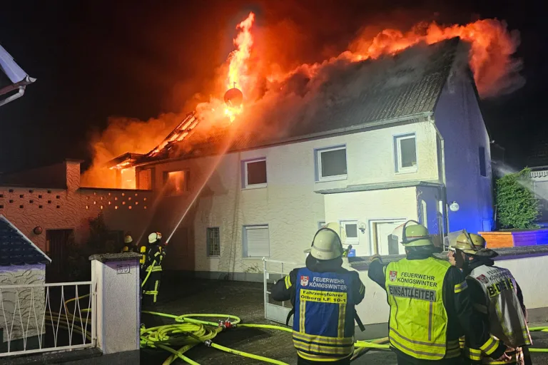 Königswinter NW – Brand von Dachstuhl erfordert Großeinsatz der Feuerwehr