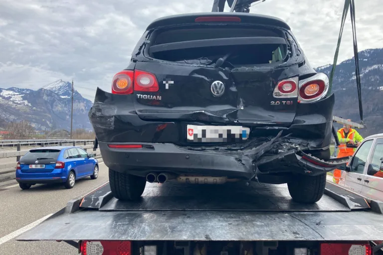 A3 Niederurnen GL – Abruptes Bremsmanöver löst Kollision aus