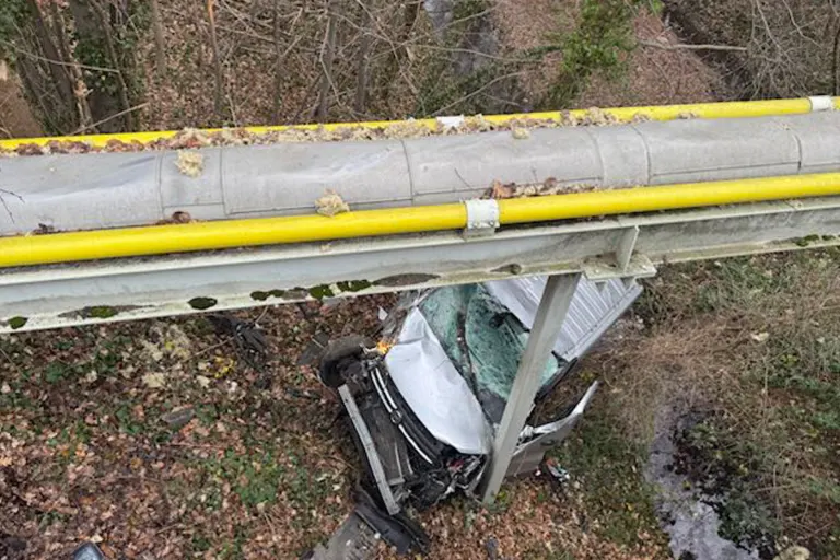 Zeven – Pkw stürzt mehrere Meter in Graben hinab