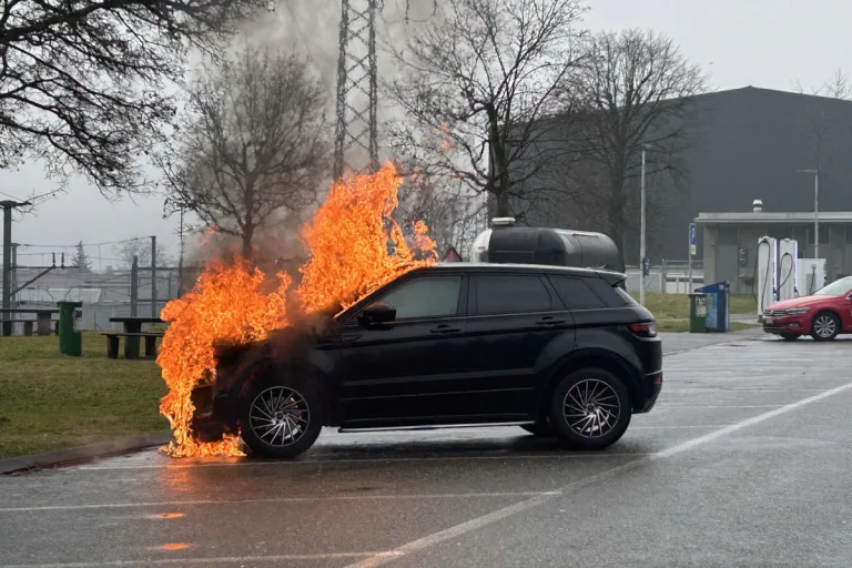 A1 Othmasingen AG – Land Rover brennt auf Rastplatz bei Autobahn