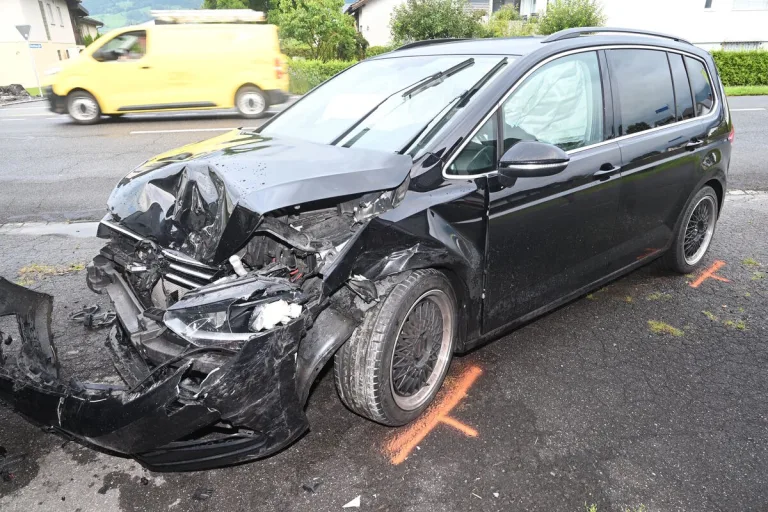 Haag SG – Sekundenschlaf führt zu Unfall mit mehreren Fahrzeugen 