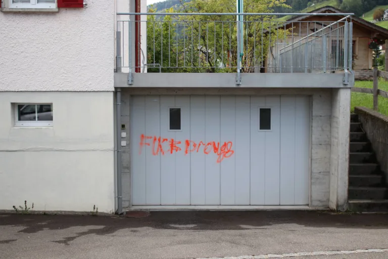 Appenzell AI – Sprayereien an Hausfassaden und Autos – Täter geschnappt