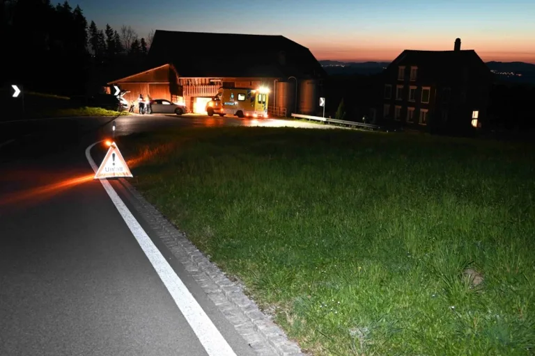 Waldkirch SG - Motorradfahrer wegen rutschiger Fahrbahn gestürzt