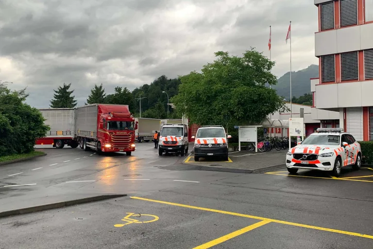 Sarnen OW – Lastwagenfahrer mit zwei Fahrerkarten angehalten