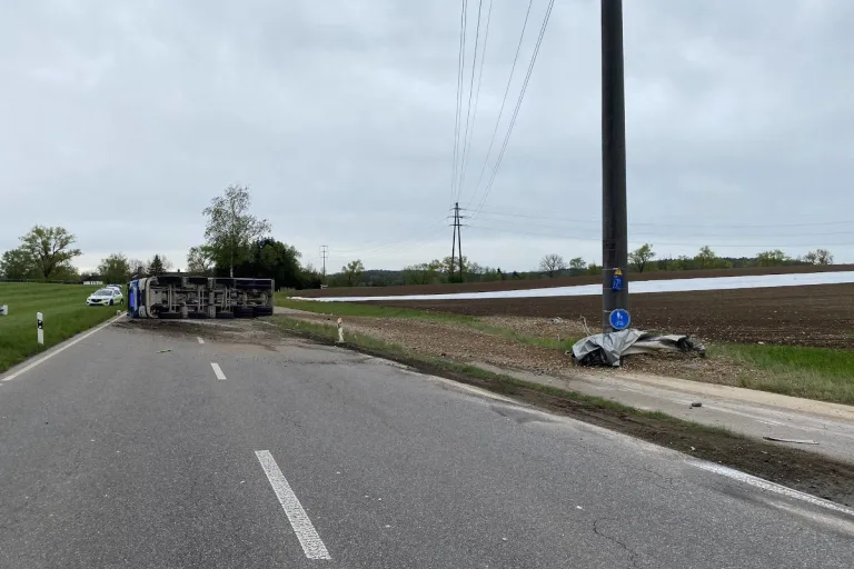 Neerach ZH – Lastwagen auf die Seite gekippt