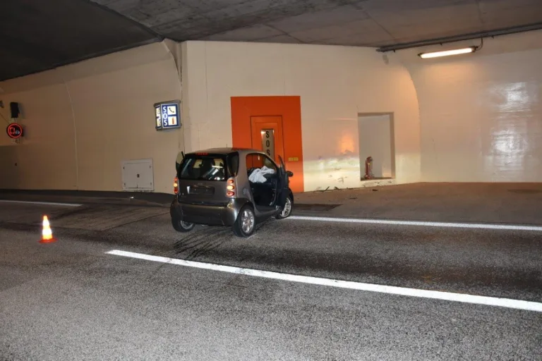 Hergiswil NW - Autofahrer nach Selbstunfall auf der A2 im Kirchenwaldtunnel verletzt