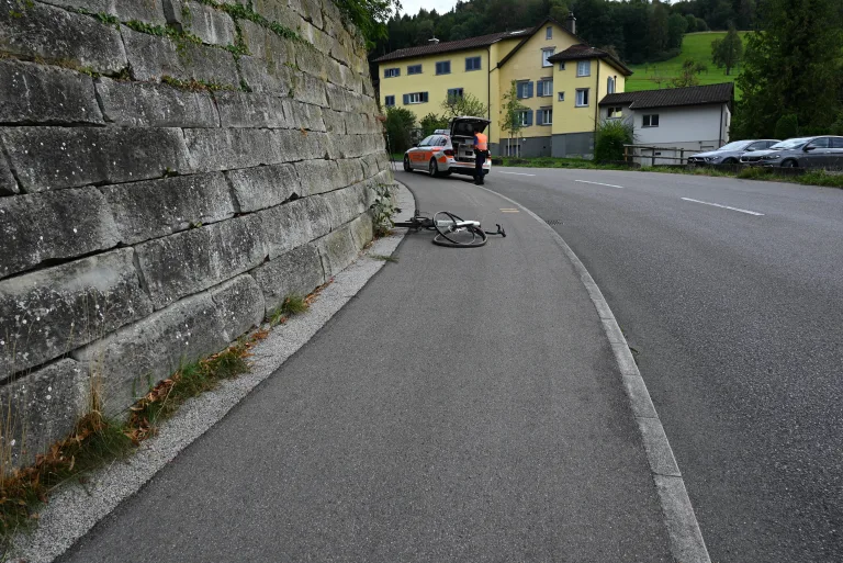 Staad SG – E-Motorradfahrer flüchtet nach Unfall 
