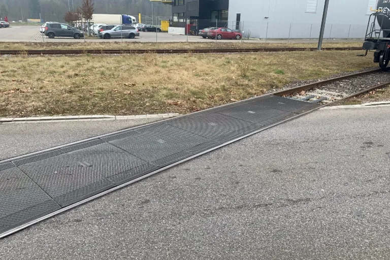 Stadt Schaffhausen - Zugrangierarbeiter bei Kollision mit Auto verletzt 