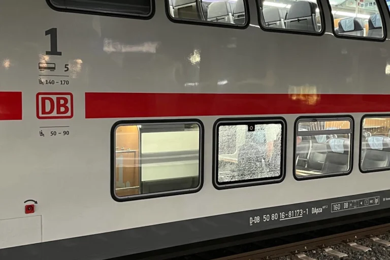Nordbögge Bönen – Unbekannte bewerfen Intercity und beschädigen Seitenscheibe