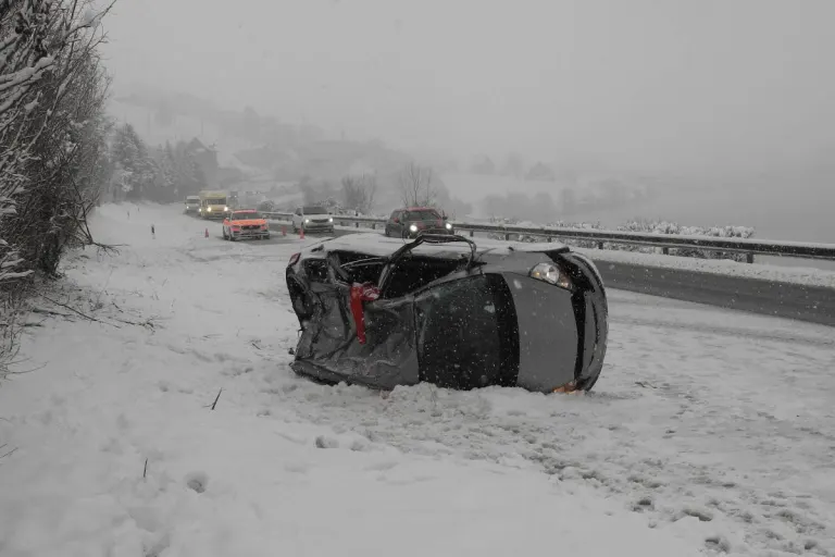 A4 Immensee SZ – Kontrolle auf der Autobahn verloren