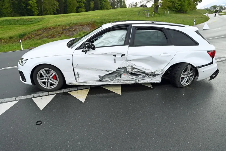Stadt Luzern - Hoher Sachschaden nach Unfall 