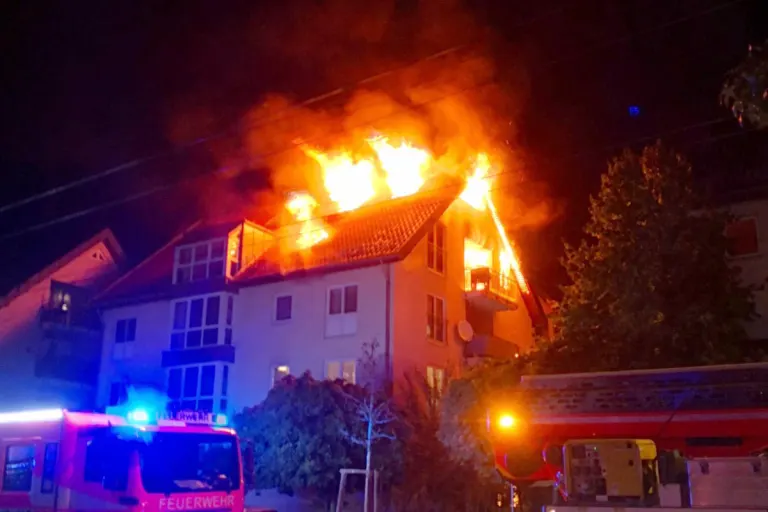 Stuttgart-Obertürkheim – Dachstuhlbrand mit drei Verletzten