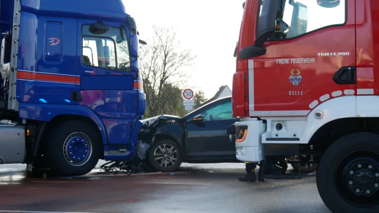 Celle – PKW kollidiert frontal LKW