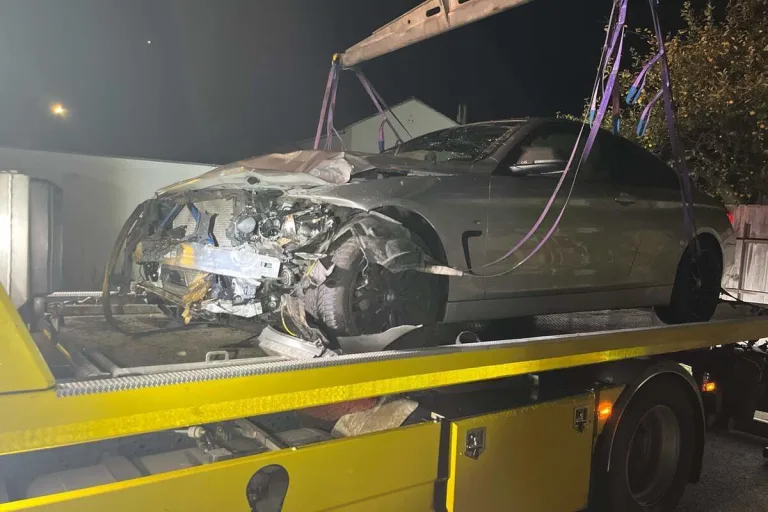 Unfall in Bellach SO – Auto kracht in Palettenstapel – Lenker flüchtet