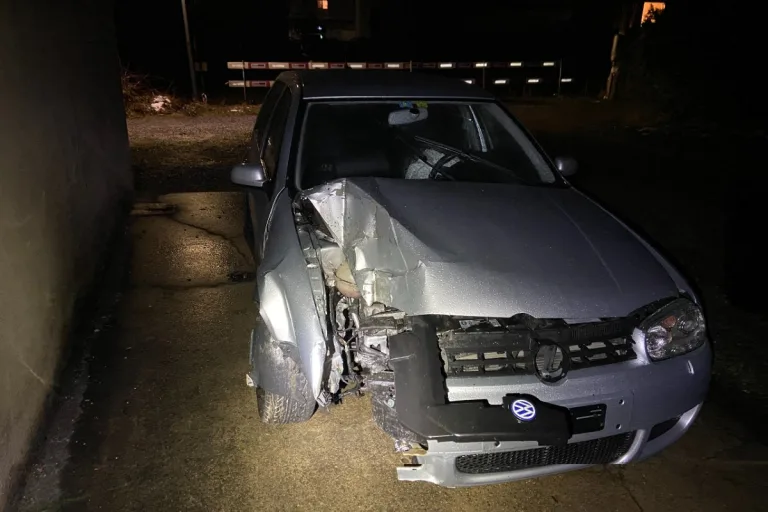 Suhr AG - Leistungsstarker Golf R32 baut Unfall und fährt davon!
