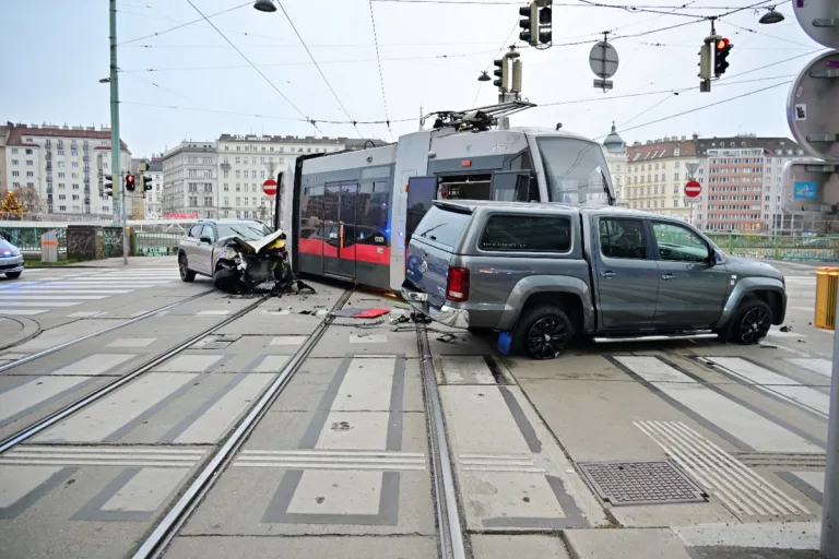 Unfall in Wien – Straßenbahn kollidiert mit zwei Autos