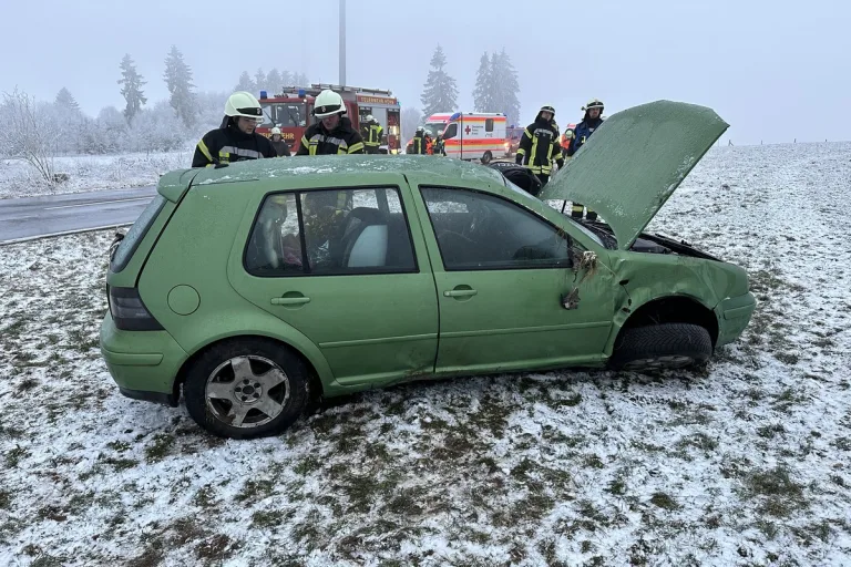 Höhn RP - Von spiegelglatter Fahrbahn abgekommen