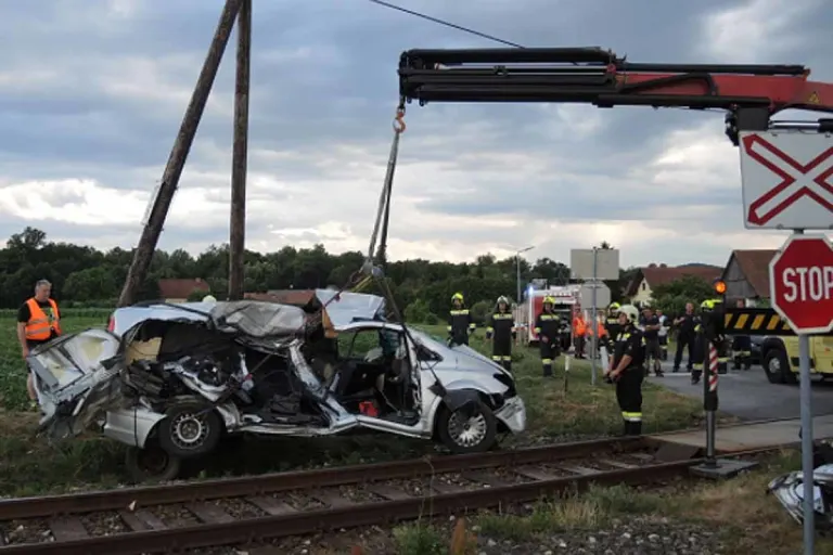 Heftiger Unfall in Mureck - 18-Jähriger übersah Zug!